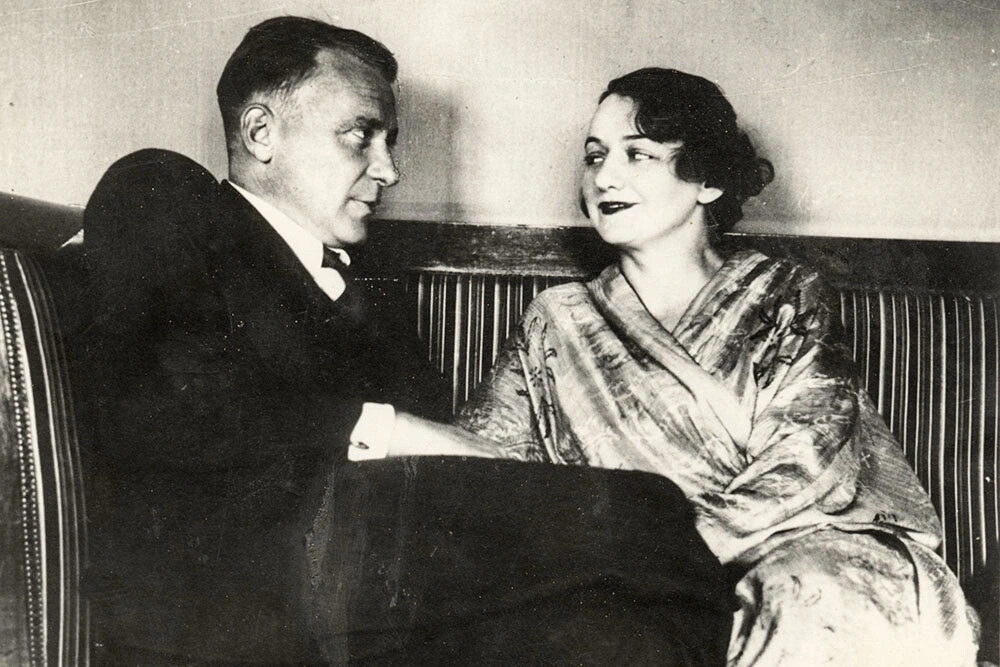 Mikhail Bulgakov (1891-1940) con la sua terza moglie, Elena, nel 1935