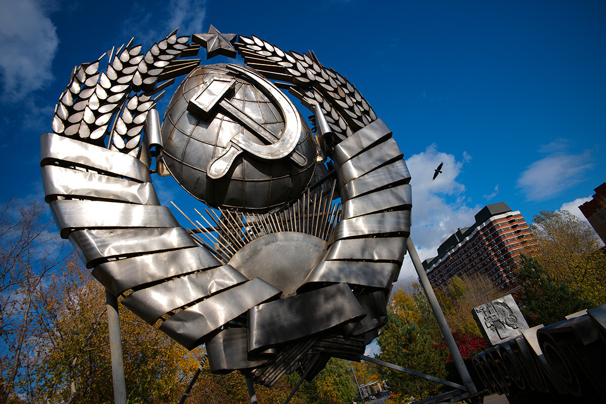 Grb ZSSR v umetniškem parku Muzeon v Moskvi