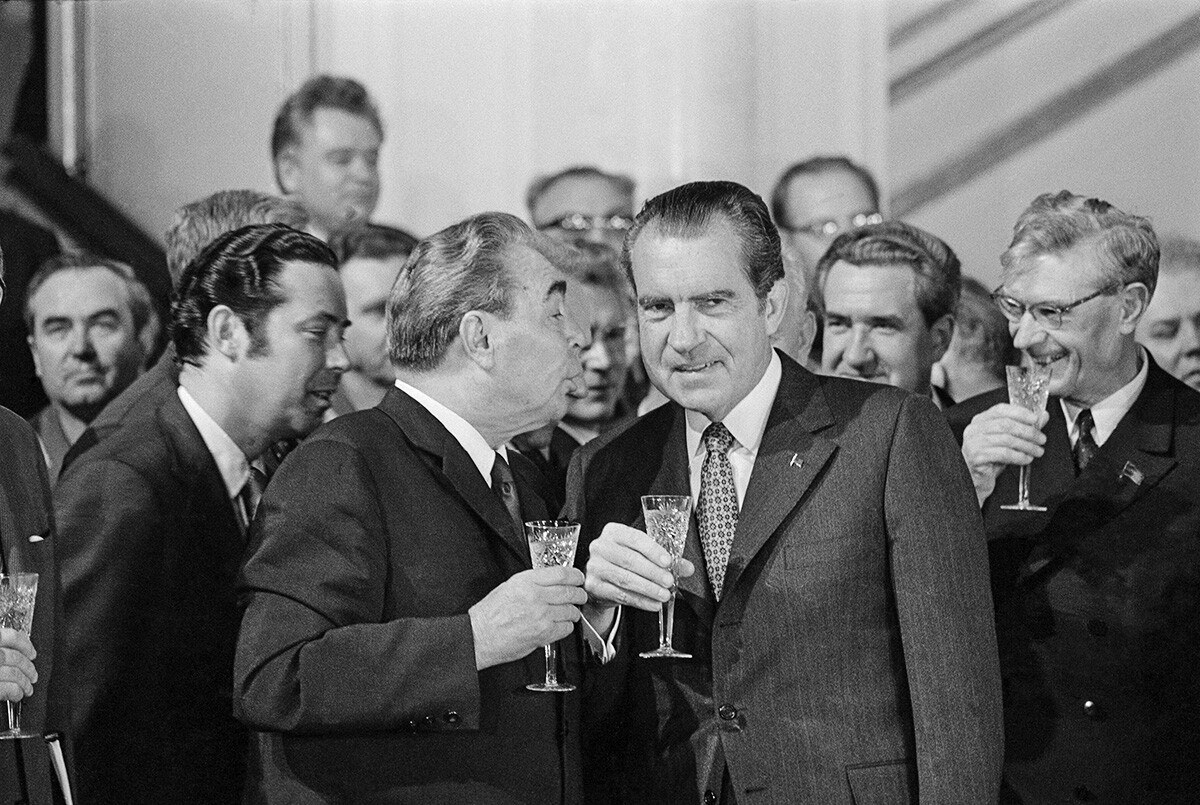 Der Generalsekretär der Kommunistischen Partei der Sowjetunion, Leonid I. Breschnew (links), stößt mit Präsident Richard Nixon nach der Unterzeichnung des Paktes zur Begrenzung strategischer Waffen zwischen den USA und der UdSSR an.