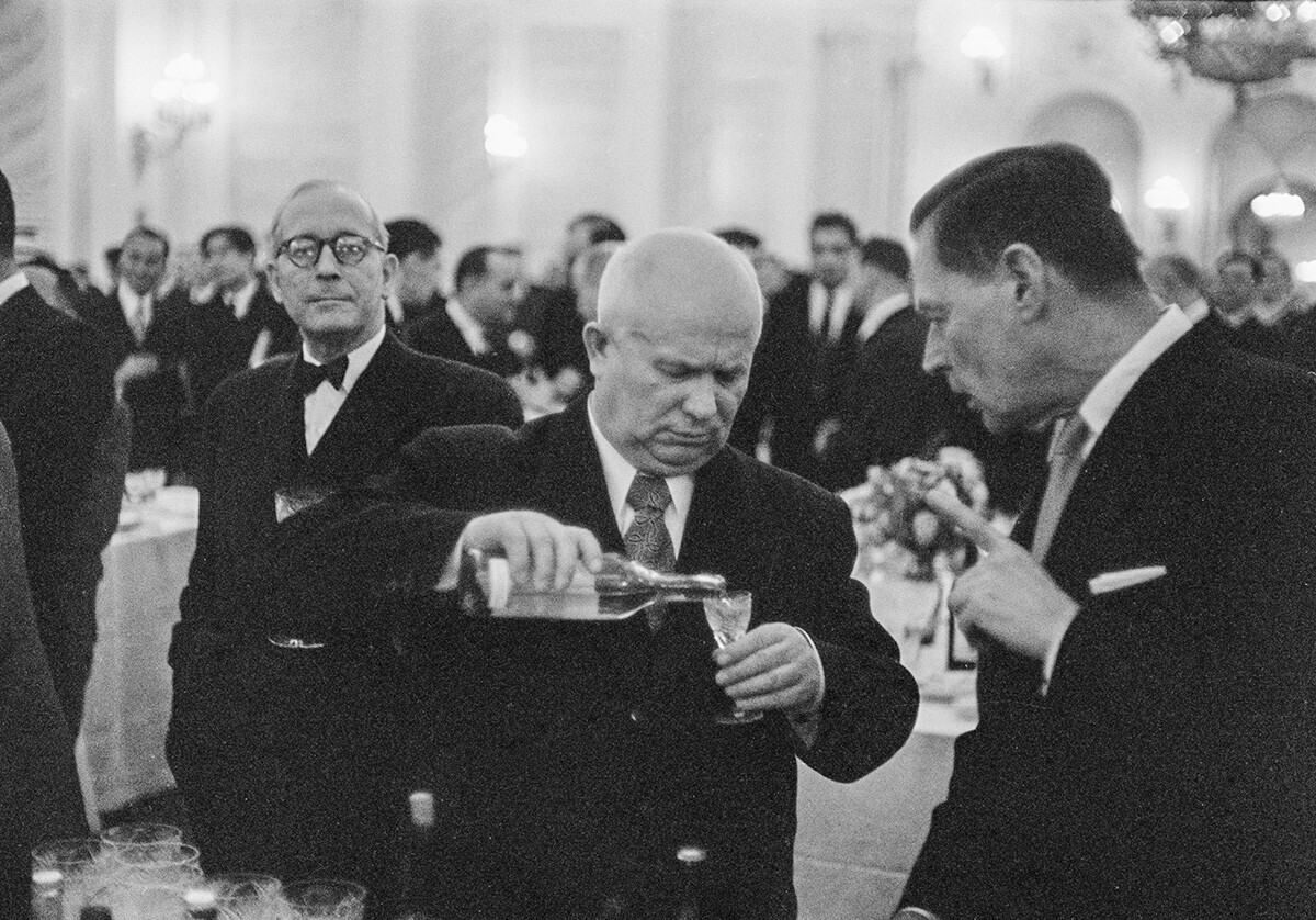 Der sowjetische Staatschef Nikita Chruschtschow (links) trinkt mit Charles E. Bohlen, dem US-Botschafter in der Sowjetunion, bei einer offiziellen Veranstaltung, um 1955.