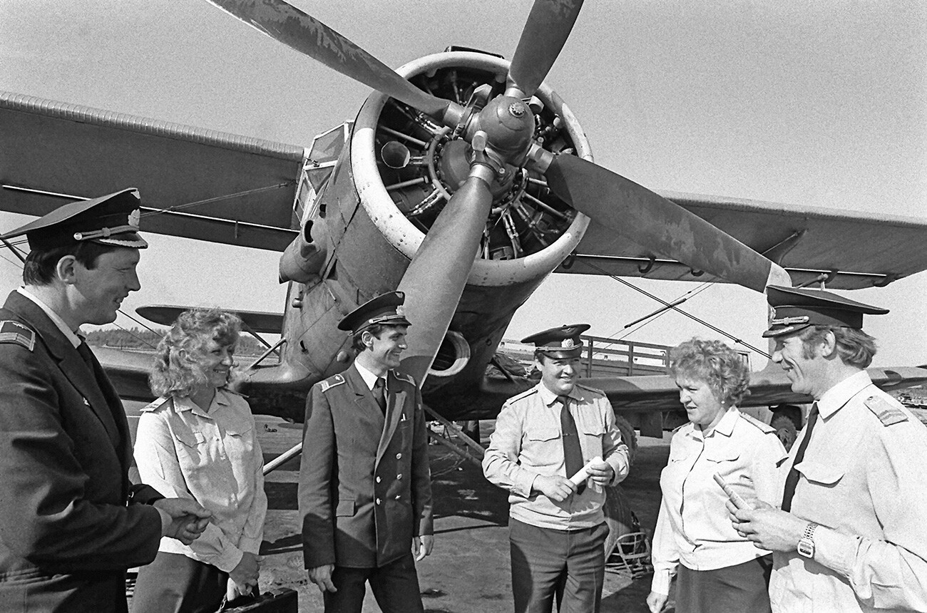 Valentina Dolina (levo) in Nadežda Guzova, poveljnici letal An-2 oddelka za civilno letalstvo v Arhangelsku, s člani svojih posadk.
