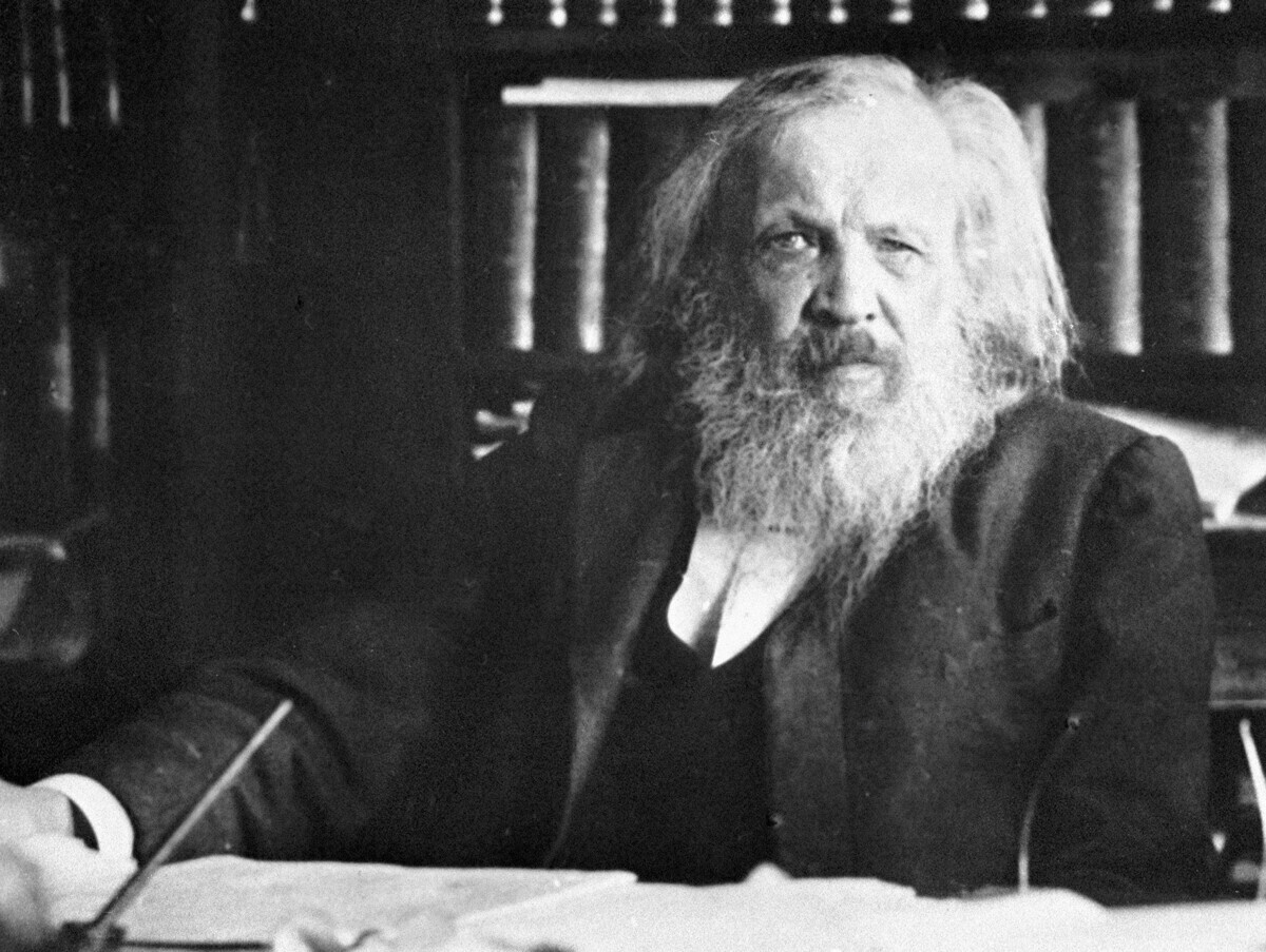 Mendeleev (ou Mendeleiev) em seu escritório, 1904.
