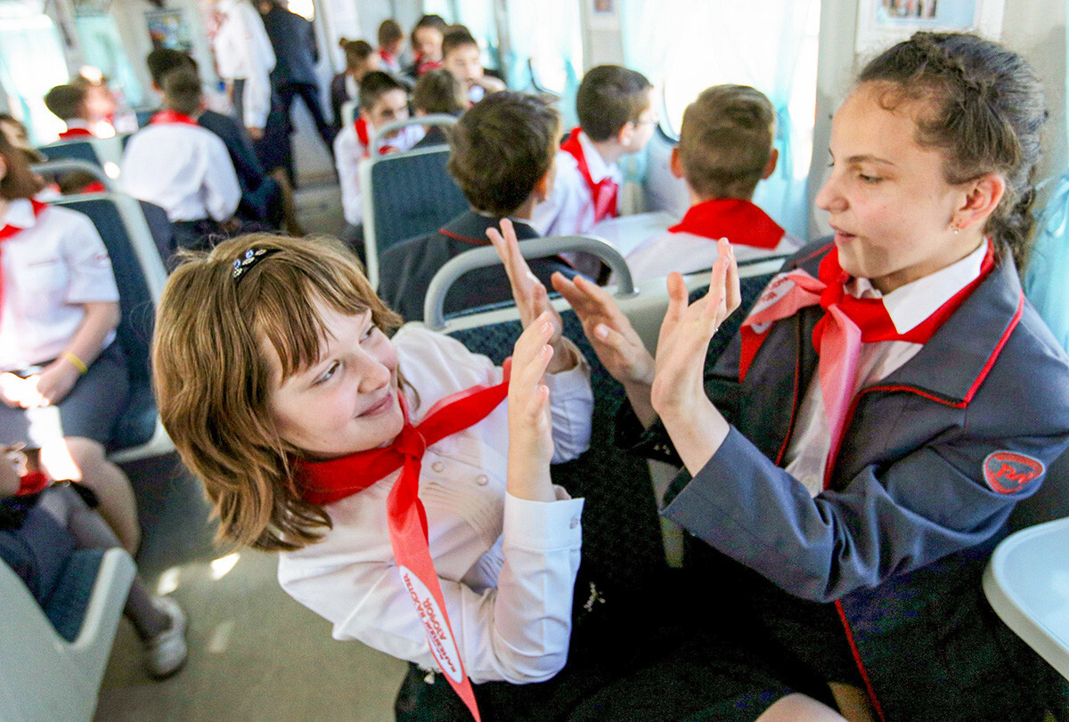 Niños ferroviarios en las afueras de Moscú.