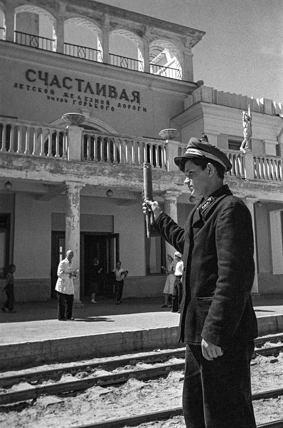 Un niño en la estación Schastlivaia (Feliz) de Nizhni Nóvgorod. 1940.