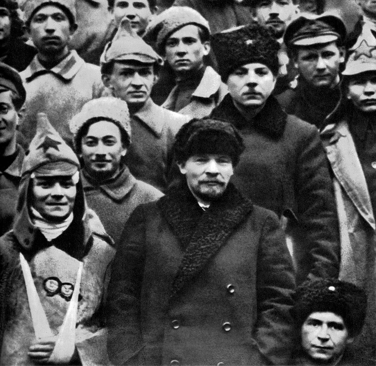 W. Lenin und K. Woroschilow unter den Delegierten des X. Kongresses, die an der Niederschlagung des Aufstandes teilnehmen (März 1921).