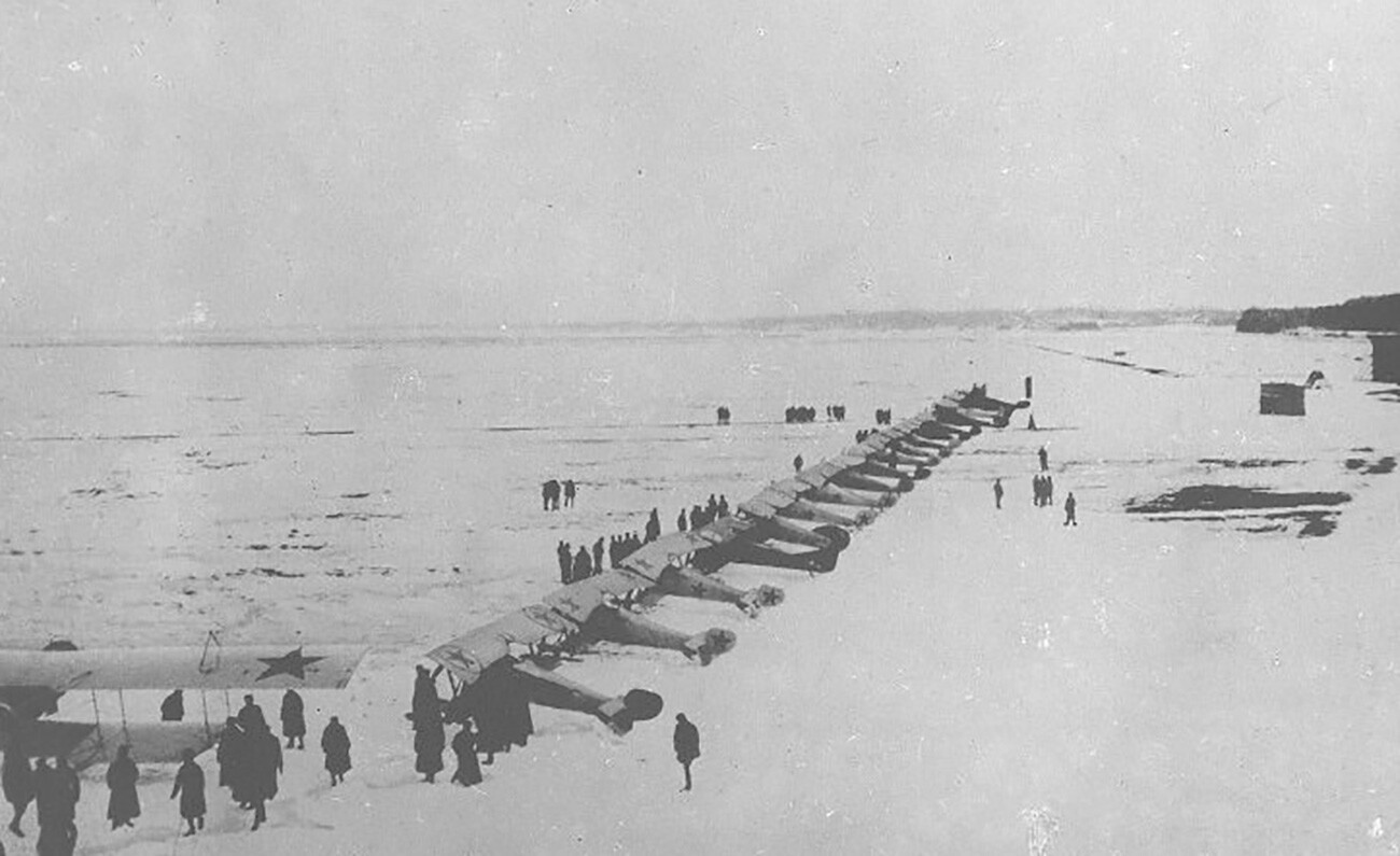Eine Reihe von Flugzeugen auf dem Eis des Finnischen Meerbusens vor dem Flug zur Niederschlagung des Matrosenaufstandes in Kronstadt.