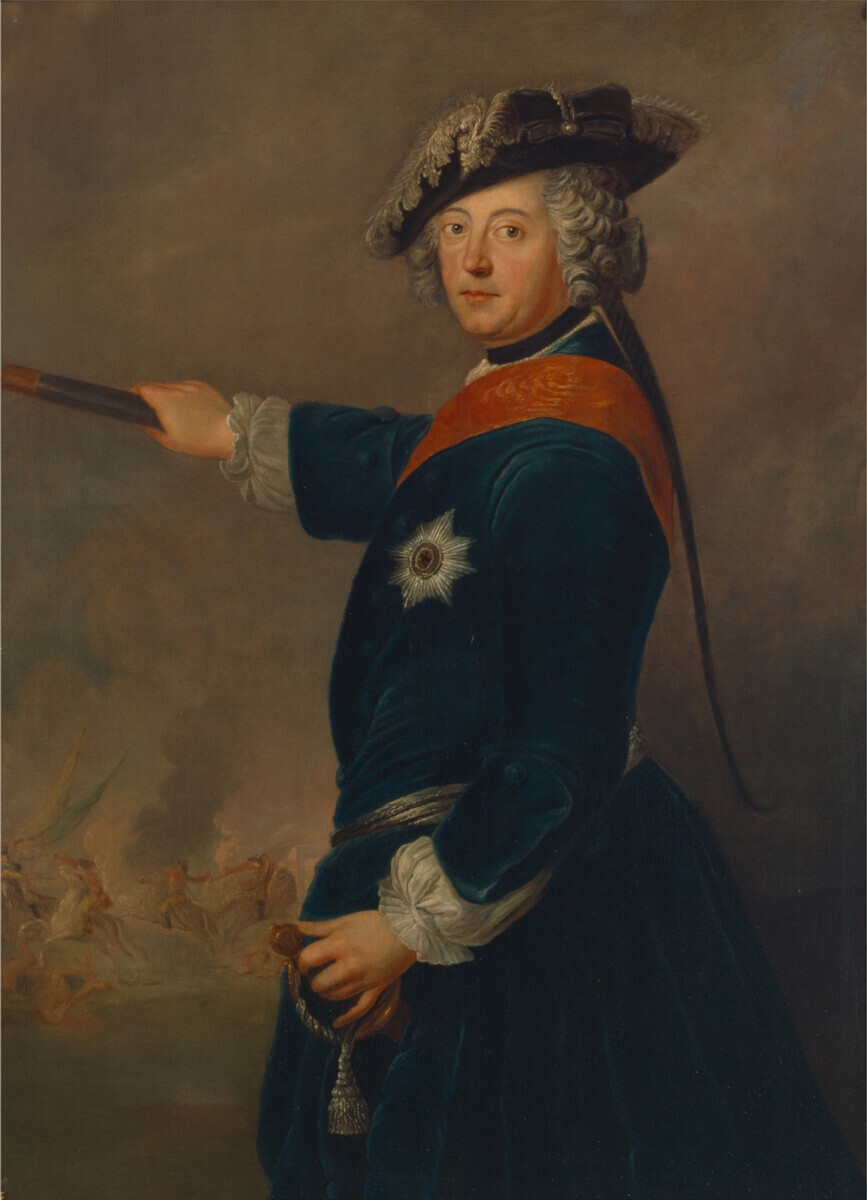 Federico II el Grande de Prusia, 1745 por Antoine Pesne. Este es el corte de pelo con trenza artificial que debían llevar los soldados rusos