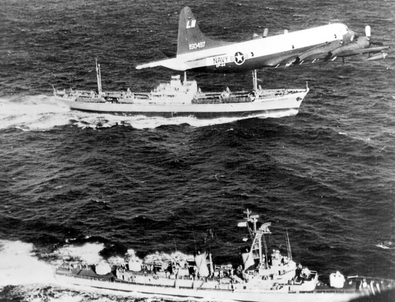 Una nave mercantile sovietica tallonata da un cacciatorpediniere della Marina americana e da un aereo da pattugliamento costiero Usa durante la Crisi dei missili di Cuba