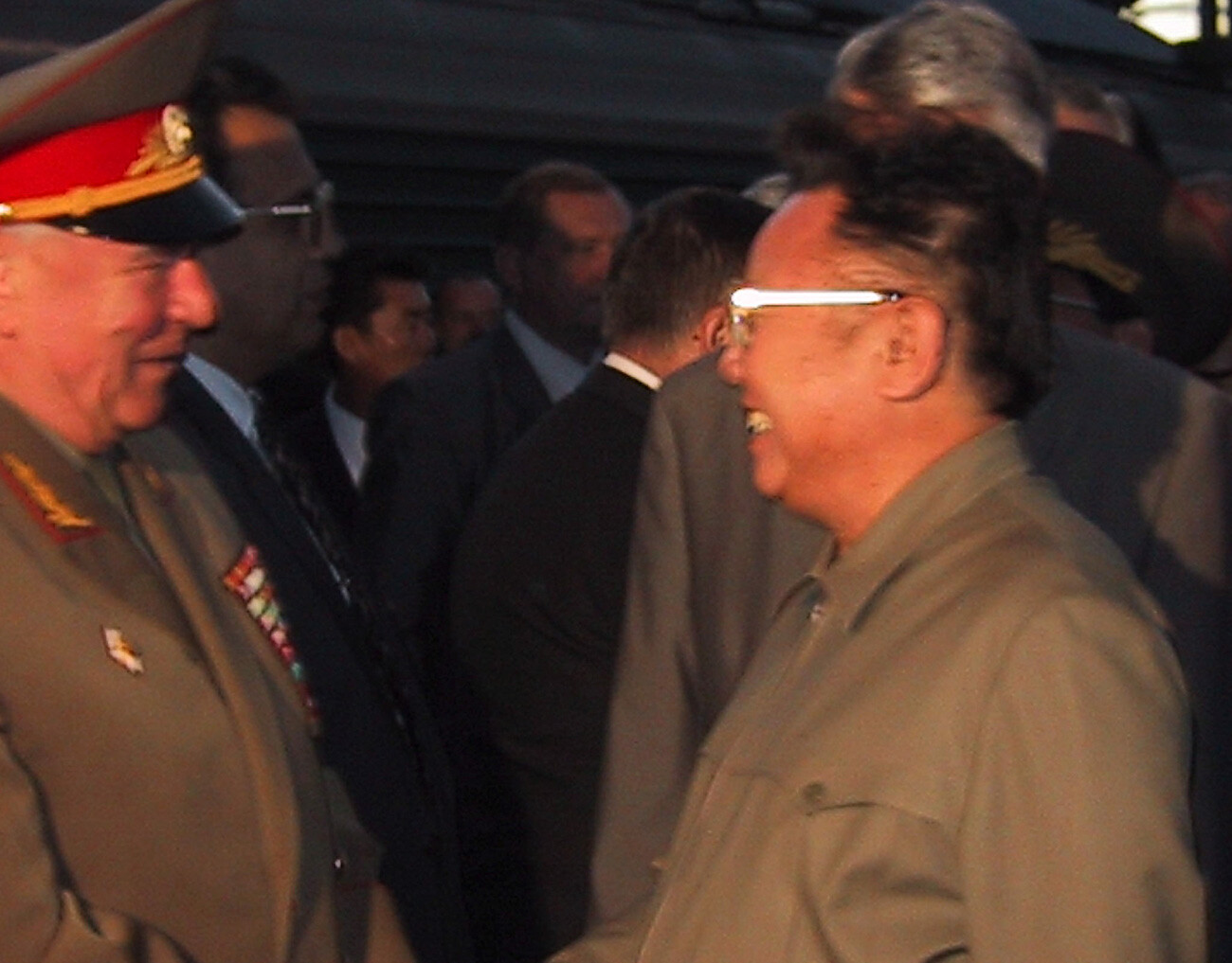 Il leader nordcoreano Kim Jong Il (a destra) accolto dal maresciallo dell’Unione Sovietica Dmitrij Jazov al suo arrivo alla stazione ferroviaria Jaroslavskij di Mosca
