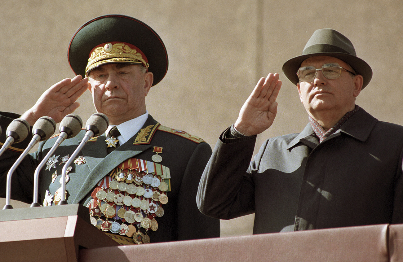 Dmitrij Jazov e Mikhail Gorbachev nel 1990