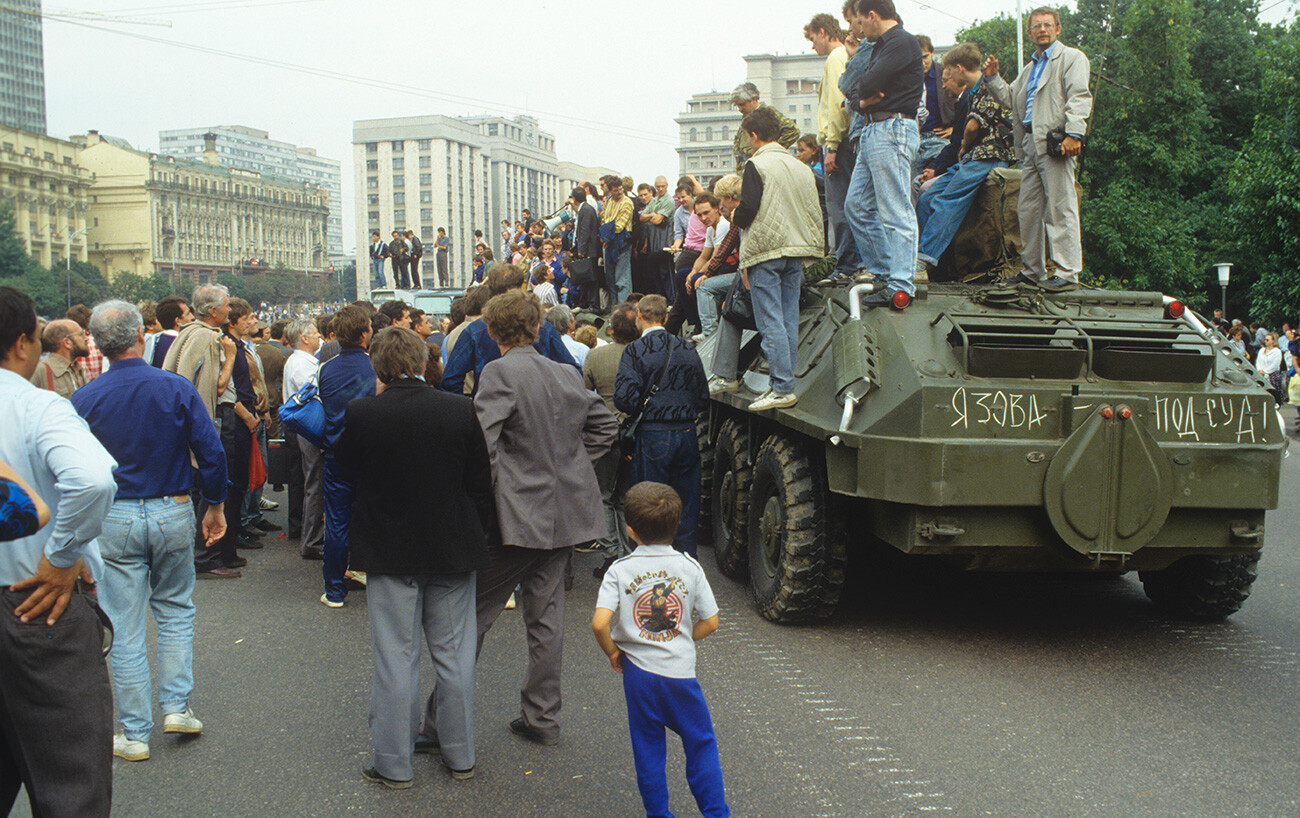 Mezzi militari nel centro di Mosca durante il Putsch di agosto. Sul retro di uno un manifestante ha scritto “Jazov a processo!”