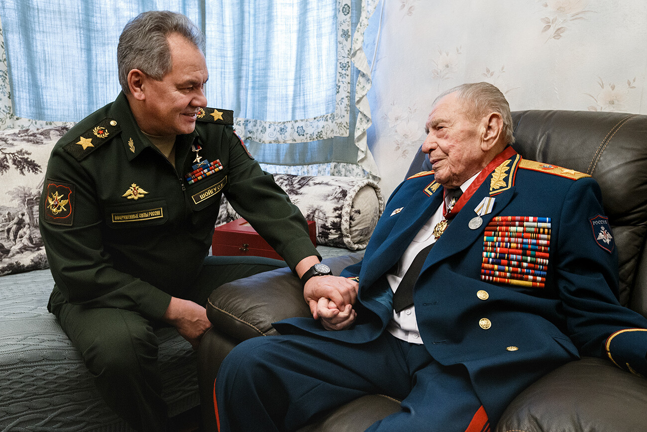 Il ministro della Difesa russo Sergej Shoigu (a sinistra) e il maresciallo dell’Urss Dmitrij Jazov durante una cerimonia di consegna dell’Ordine al merito della Patria (3ª classe) e di una medaglia in occasione del 75° anniversario della vittoria nella Grande Guerra Patriottica del 1941-1945