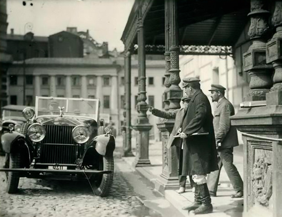 Moscú, 1930. Stalin cerca del Teatro Bolshói. A la izquierda: Rolls-Royce y Buick del garaje para fines especiales.