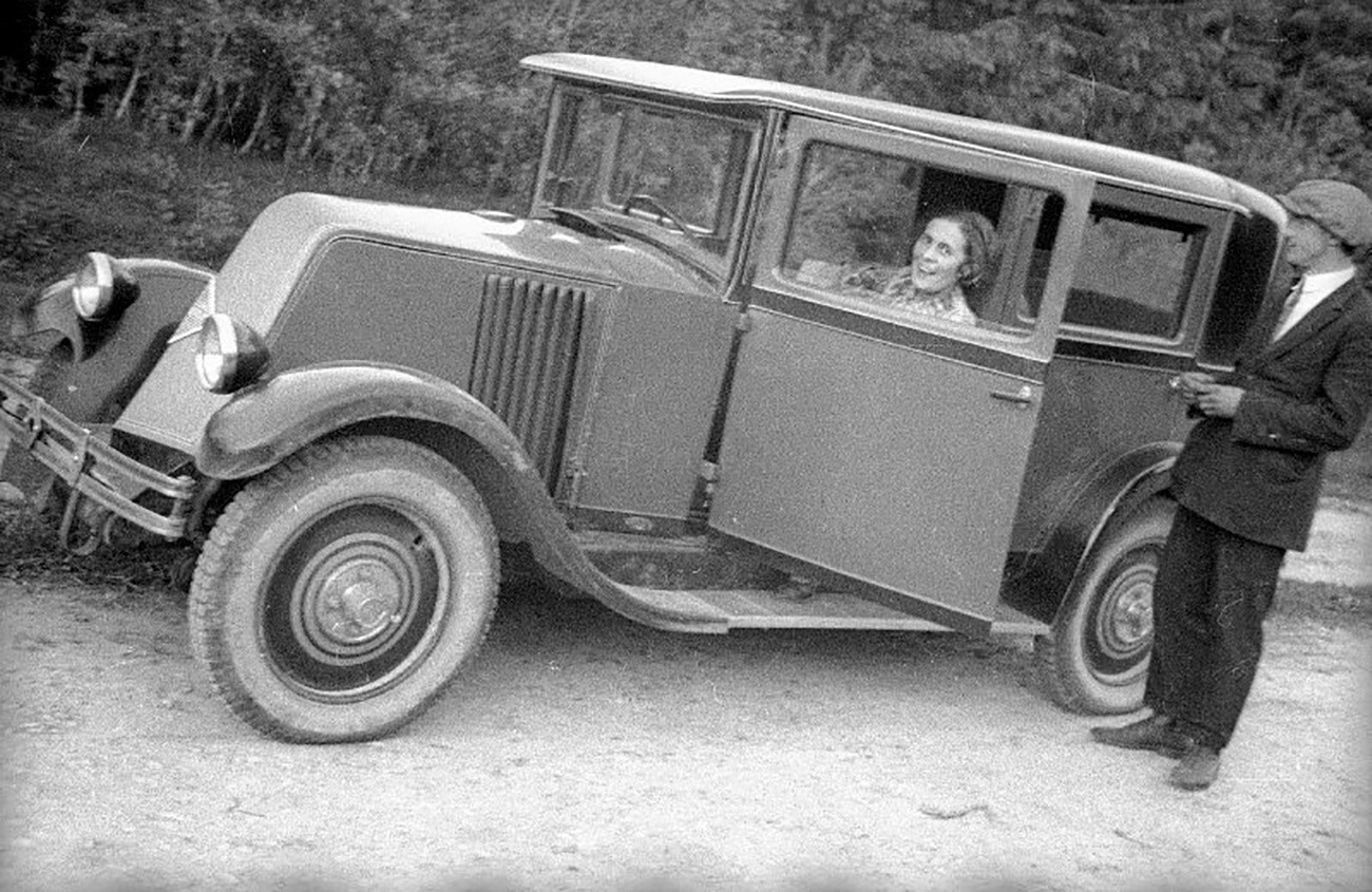 Lilia Brik y su coche, 1929.