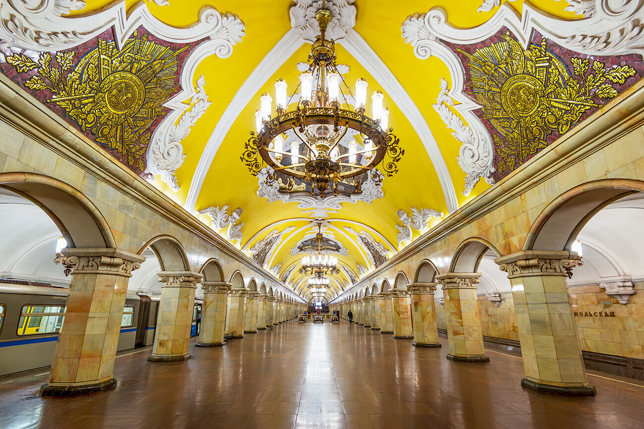 Stasiun Metro Komsomolskaya. 