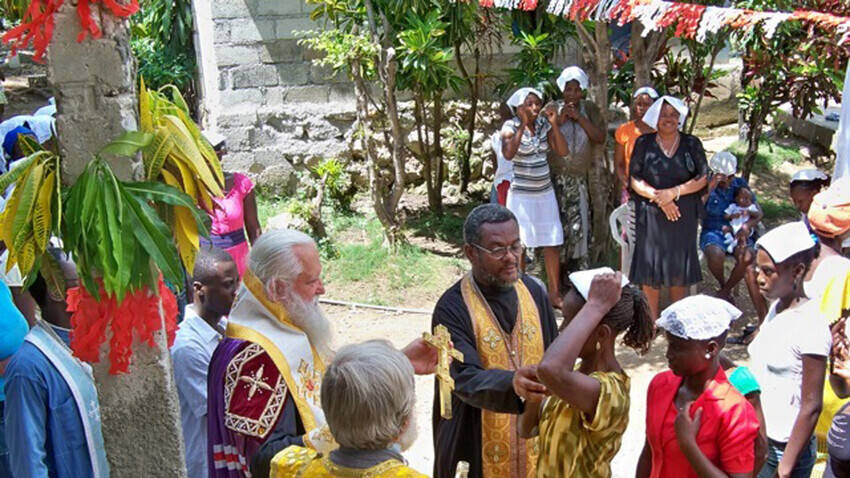 Metropolita Hilarion de Nova Iorque e da América Oriental visita a paróquia do Beato Agostinho, em Jacmel, para abençoar o terreno para a construção da nova igreja, 2010