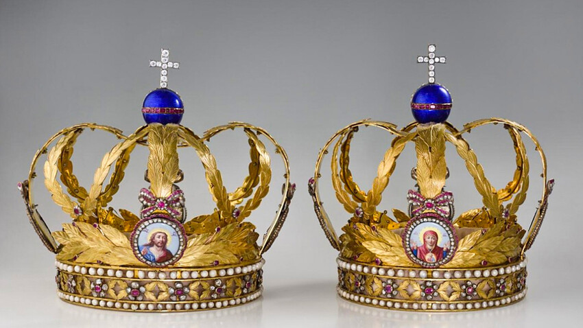 How did Pushkin get the marriage crowns of Catherine II?