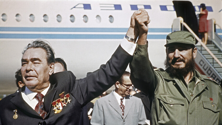 Fidel Castro (a la derecha) despide a Leonid Brézhnev, en el aeropuerto internacional José Martí, tras la visita de Brézhnev a la República de Cuba.