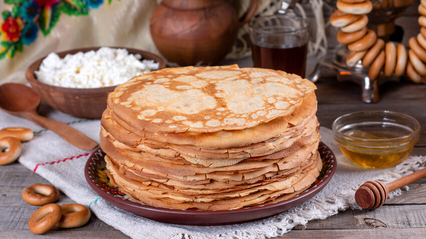 Russian pancake recipes for all tastes, from puffy to paper thin with holes.