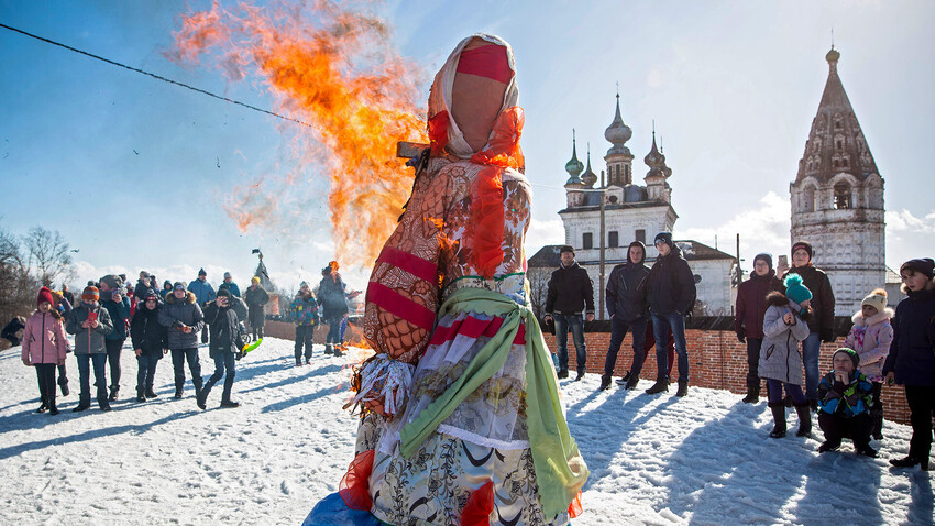 Participantes de las celebraciones de Máslenitsa durante la quema de una efigie en la ciudad de Yúriev-Polski, región de Vladímir.