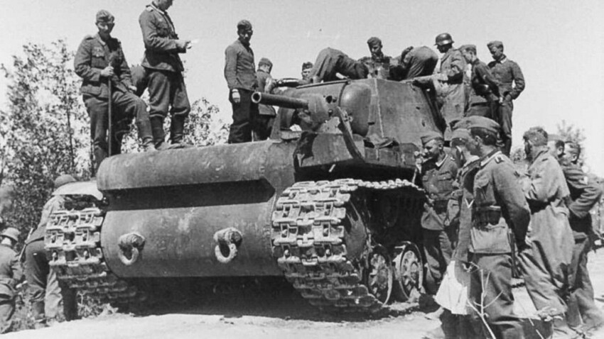 25. junij 1941. Nemški vojaki si ogledujejo "raseiniaiski tank".