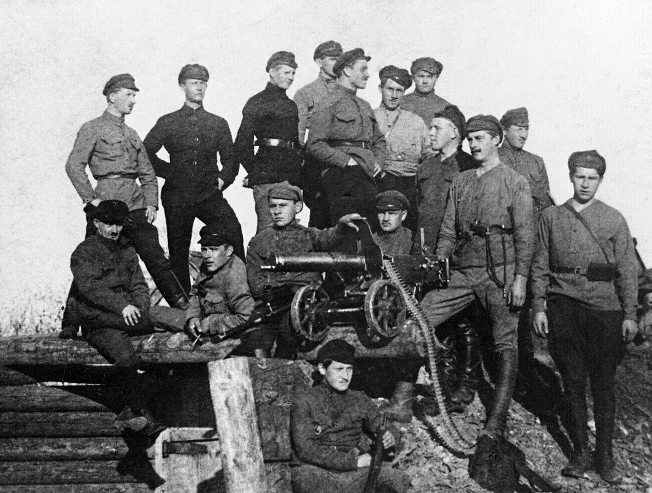 Fuzileiros do 4º Regimento de Rifles da Letônia após batalha perto de Kazan.
