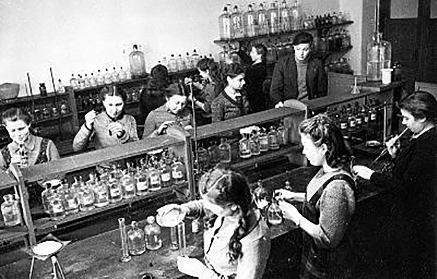 Estudiantes realizan experimentos en el laboratorio del Instituto del Acero de Moscú que lleva el nombre de Iósif Stalin, 1942.