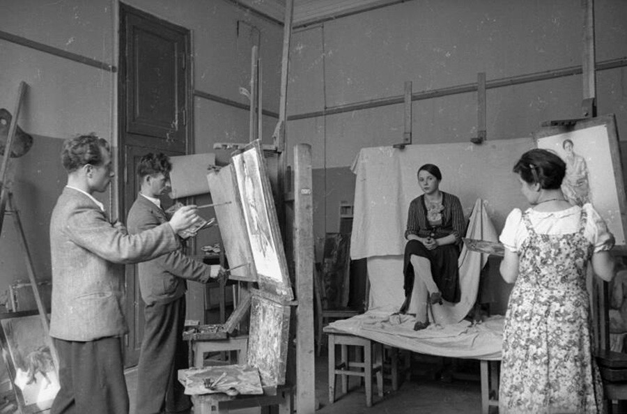 Estudiantes en un estudio de arte en 1935-1940.
