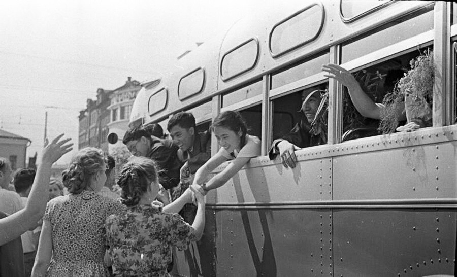 Un gran número de estudiantes de otros países visitaron la Unión Soviética durante el festival en el verano de 1957.