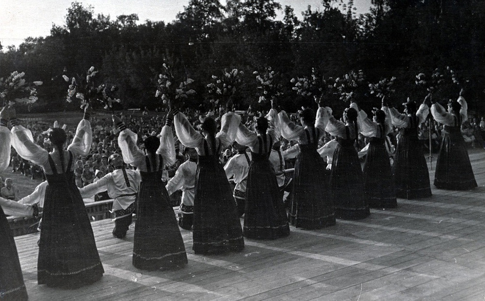 Actuación de estudiantes en Moscú, 1955.