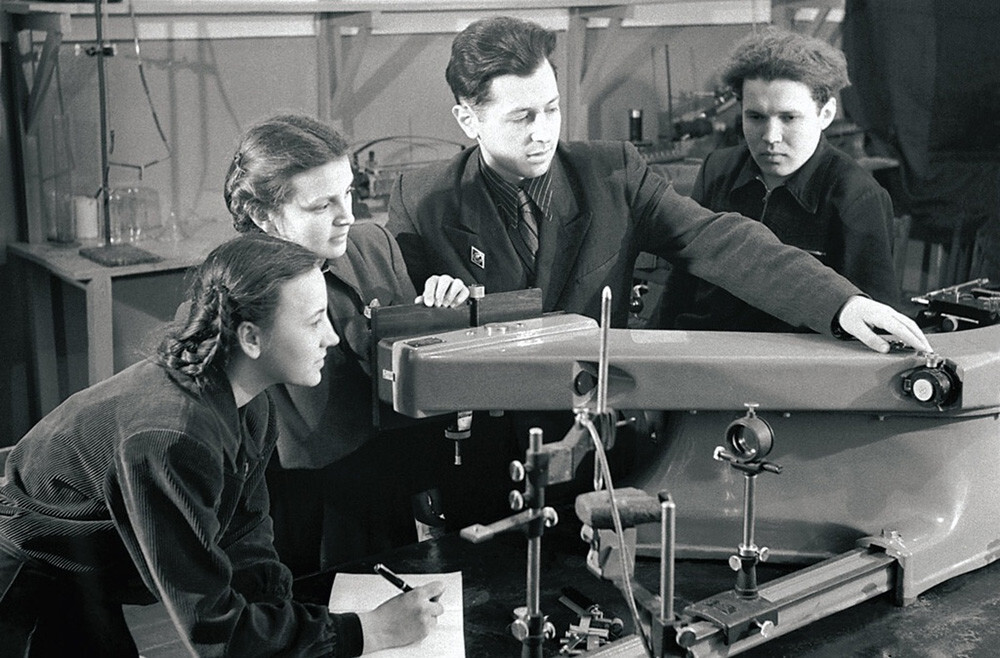 Estudiantes de último curso en el laboratorio de análisis espectral. Cheliábinsk, URSS, 1954.