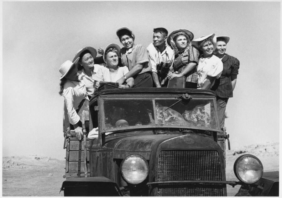 Estudiantes viajan para trabajar en el campo en la RSS de Kazajistán, 1952.