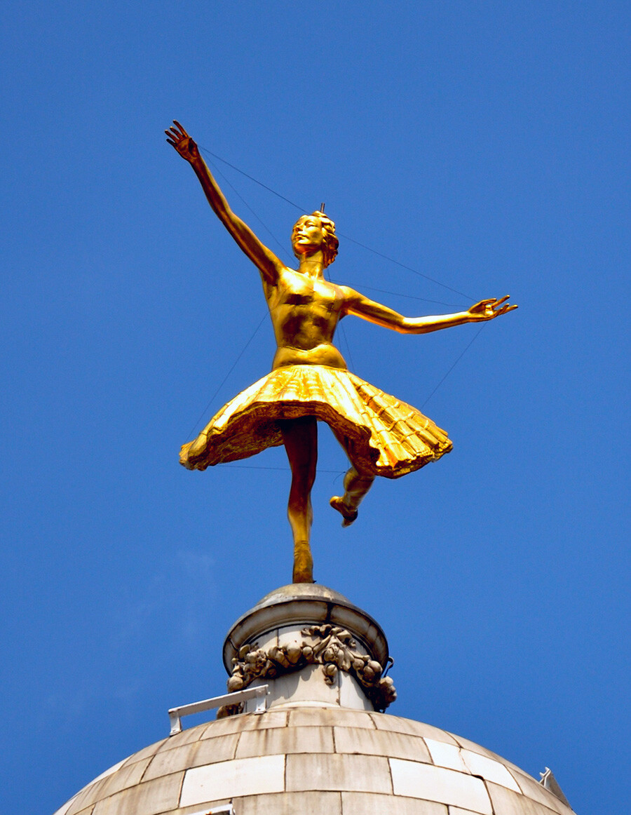 Estatua de Pávlova en lo alto del Victoria Palace Theatre de Londres