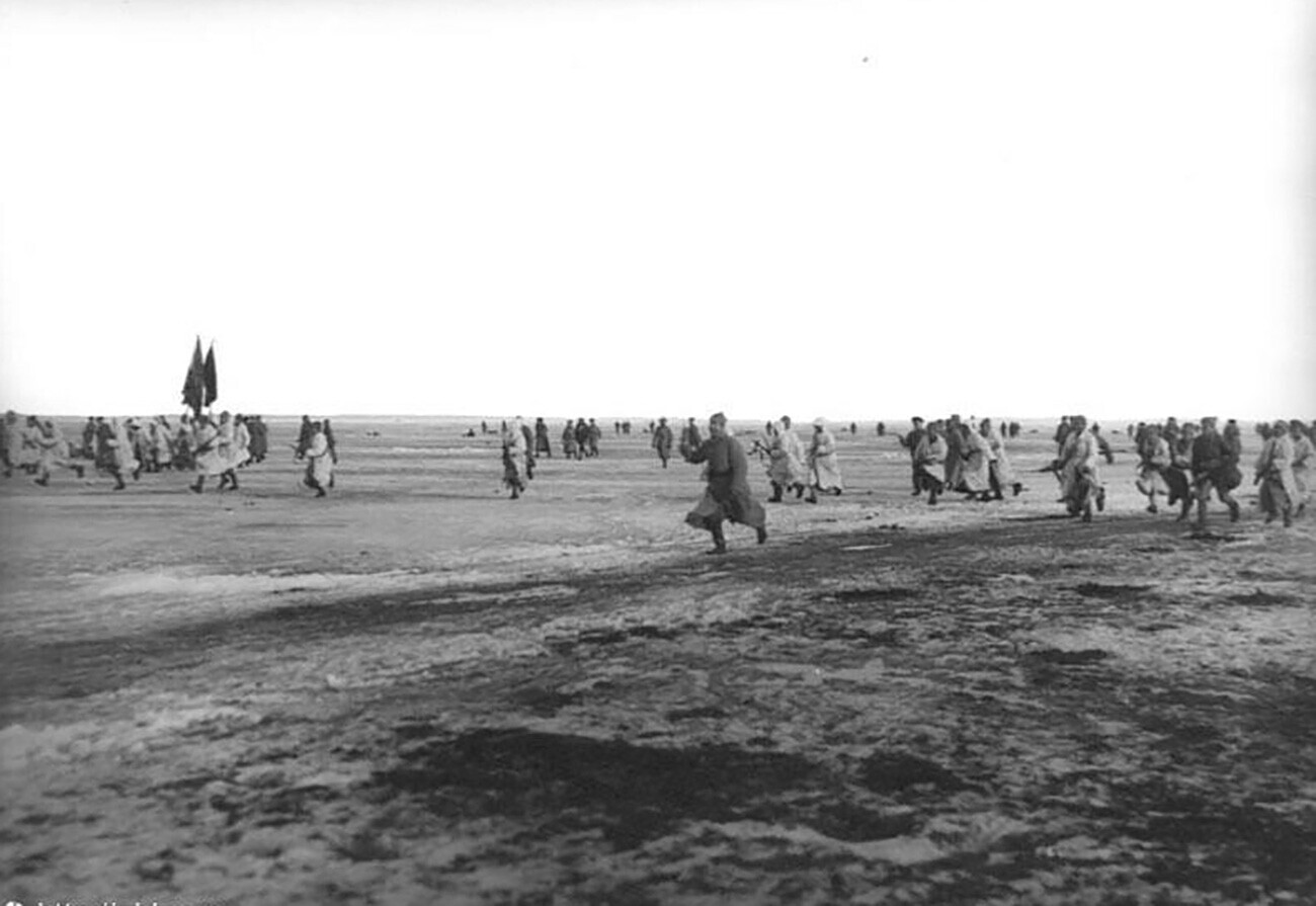 Tentara Merah menyerang Kronstadt pada bulan Maret 1921.