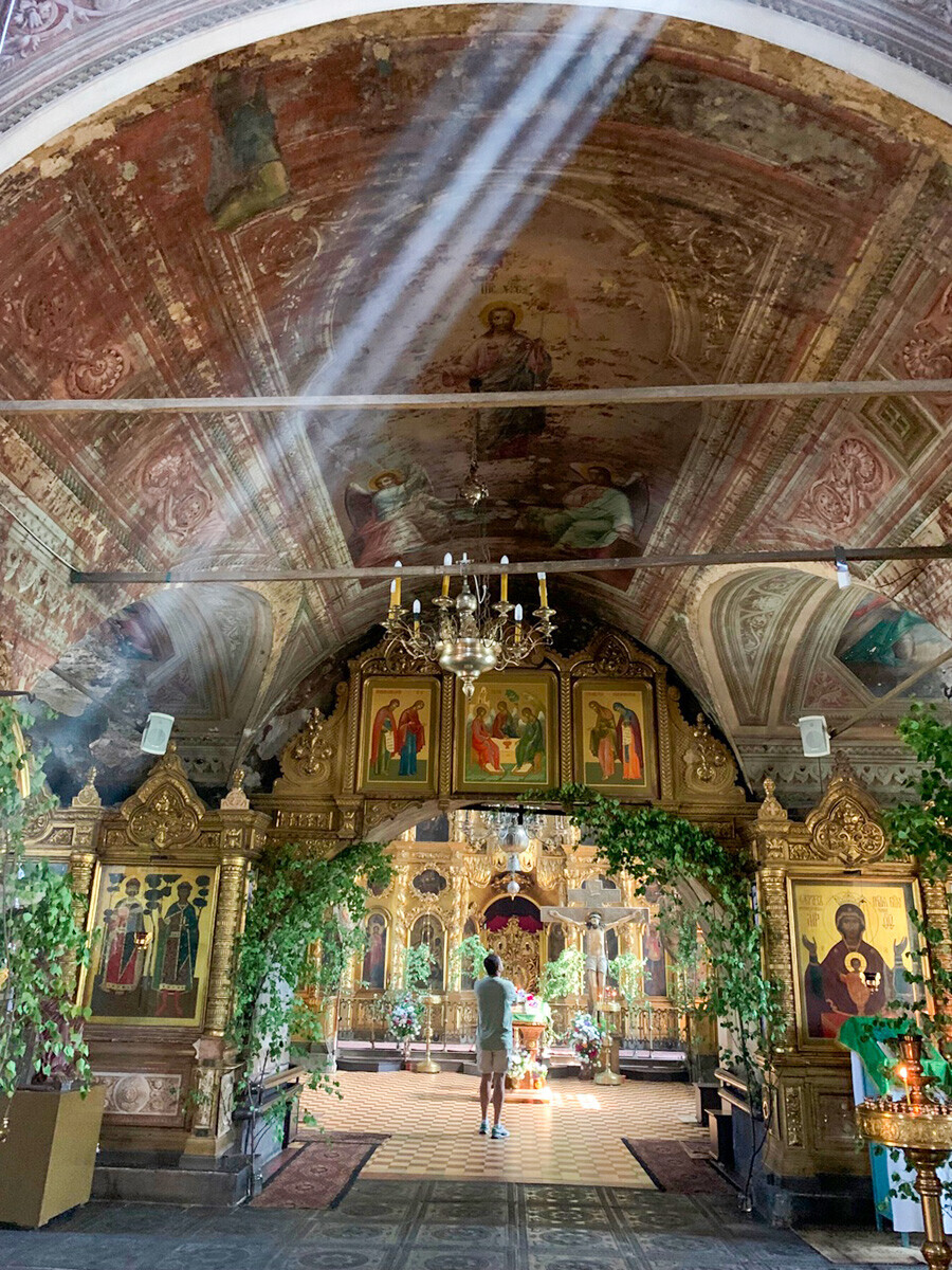 Interior Gereja Peninggian Salib Suci di Palekh dilukis oleh seniman lokal.