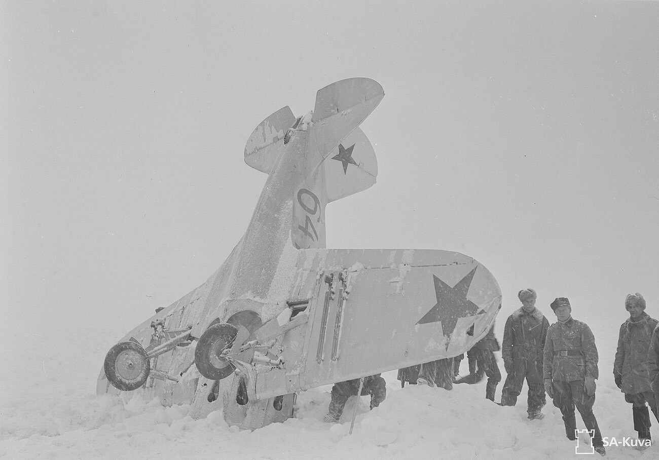 Фински војници поред Поликарпова И-16 (тип 5), село Рииска (касније Удаљцово)