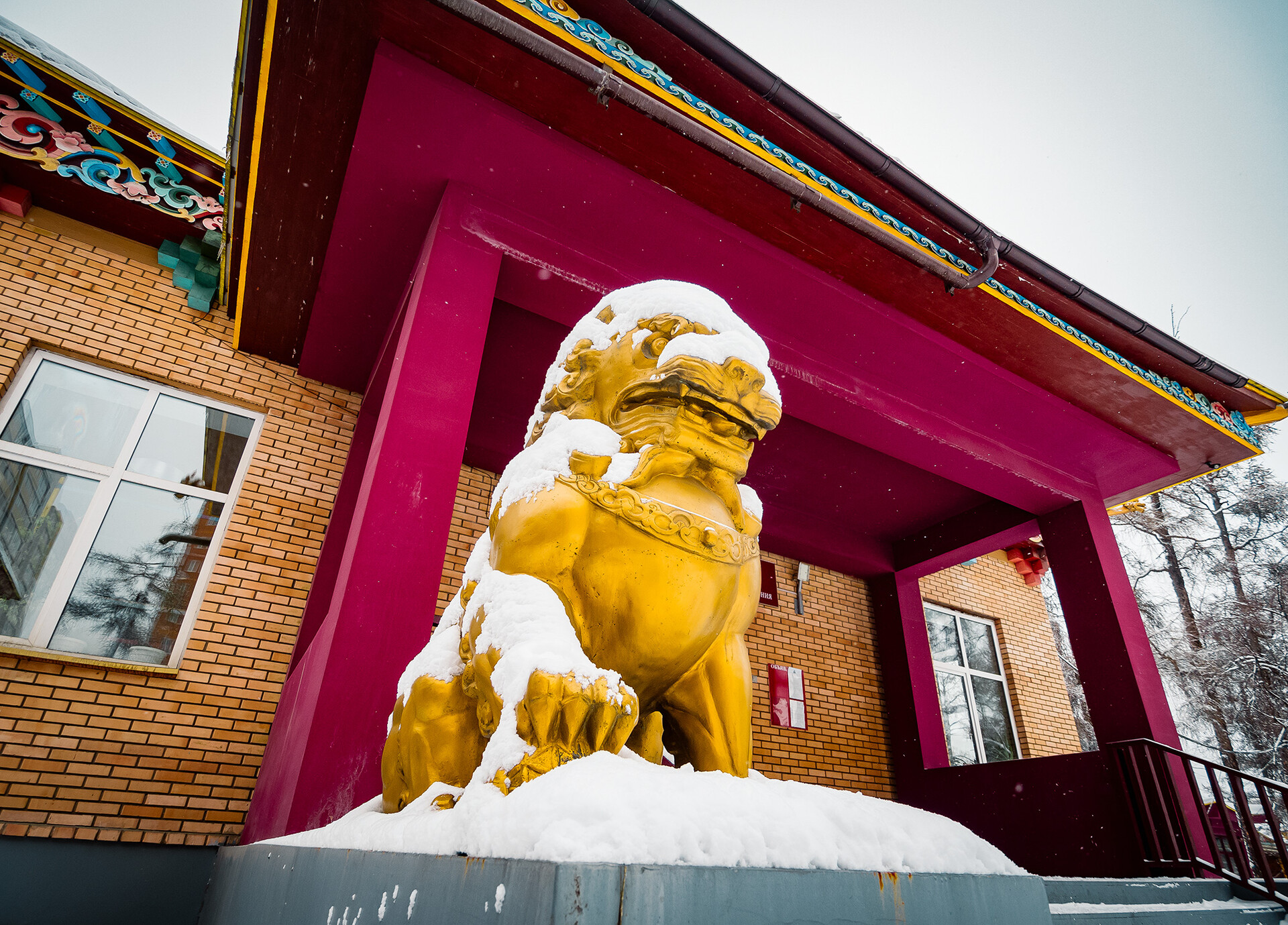 A lion guards the entrance to the datsan.
