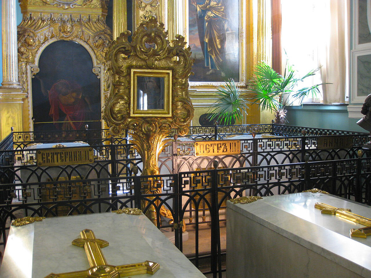 Die Gräber von Katharina II. und Peter III. in der Peter-und-Paul-Kathedrale in St. Petersburg