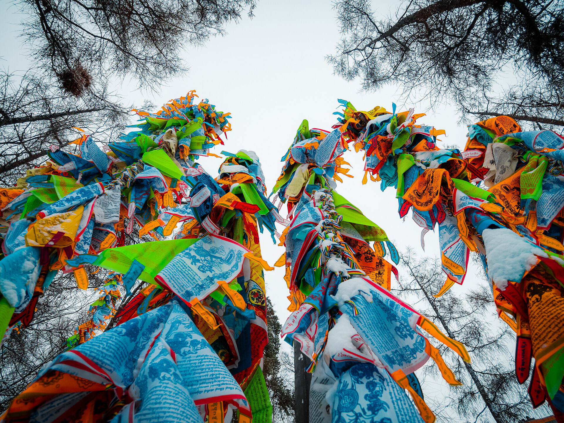 Nos datsans existe um local para pendurar “bandeiras do vento da boa sorte”. As cores simbolizam o ano de nascimento (Tigre, Cavalo, Dragão e assim por diante).