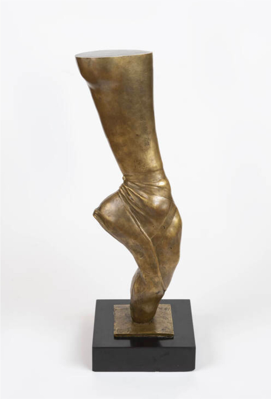 彫刻家のボリス・フレドマン＝クルーゼルは１９１３年、パヴロワの驚くほど曲がった脚をブロンズで造形した
