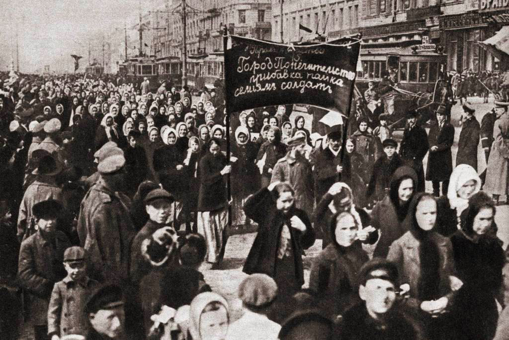 Manifestación de mujeres en las calles de Petrogrado el 23 de febrero (8 de marzo) de 1917.