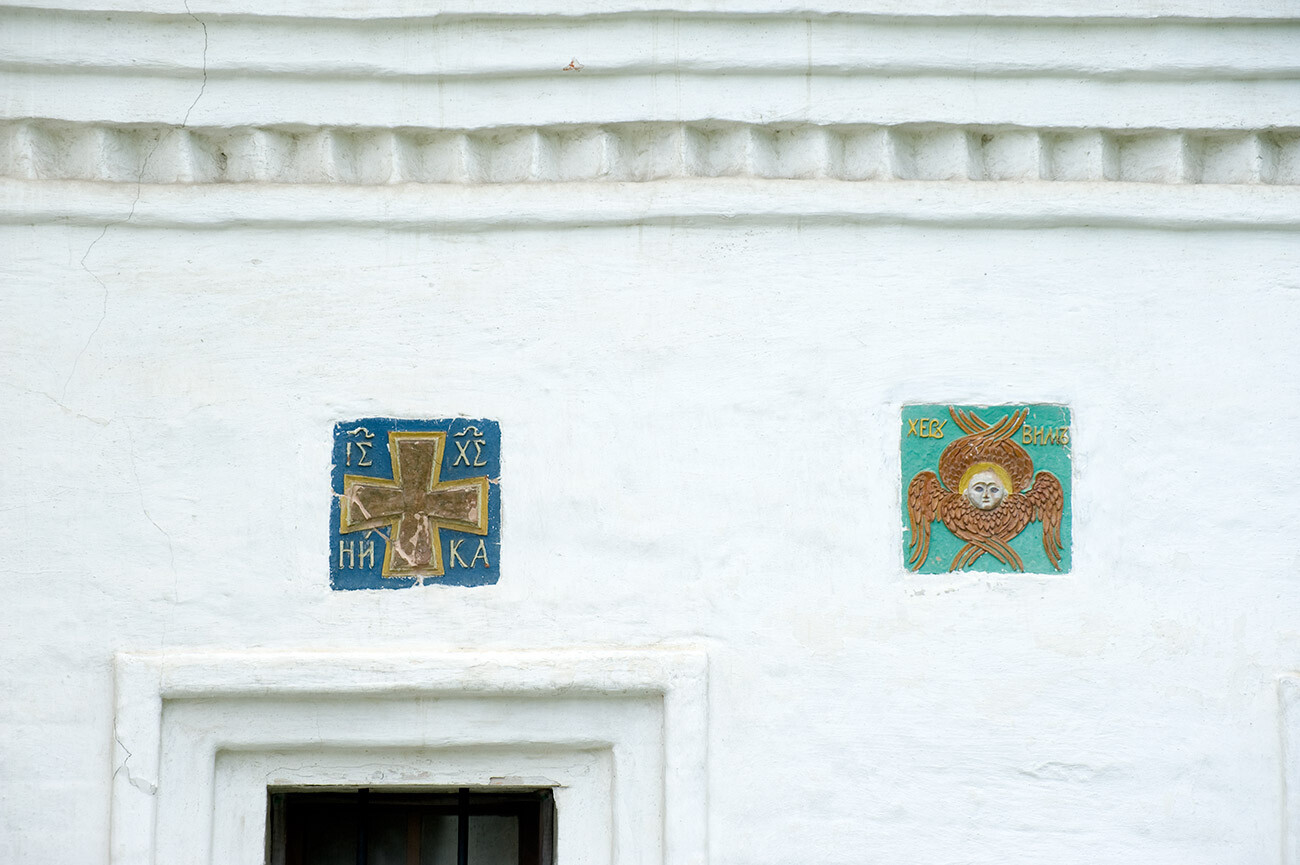 Savior-Andronikov Monastery. Abbot's residence, north wall with decorative ceramic tiles. July 14, 2013