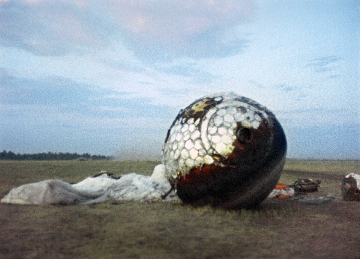 Módulo de descida da espaçonave Vostok pousou perto da vila de Smelovka, região de Saratov.