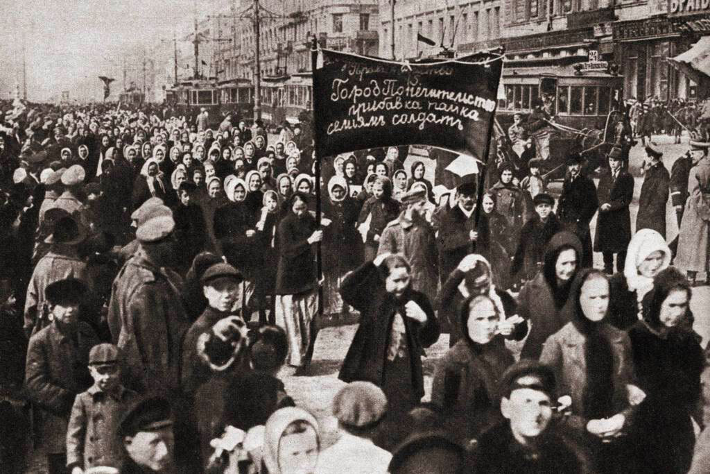 Ženske demonstracije na ulicah Petrograda (zdaj Sankt Peterburg) 23. februarja (8. marca po novem koledarju) leta 1917 