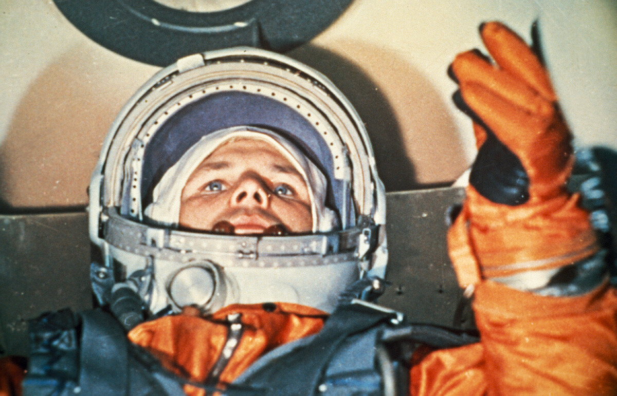 Kozmonavt Jurij Gagarin v vesoljski kapsuli Vostok 1 tik pred poletom, 1961