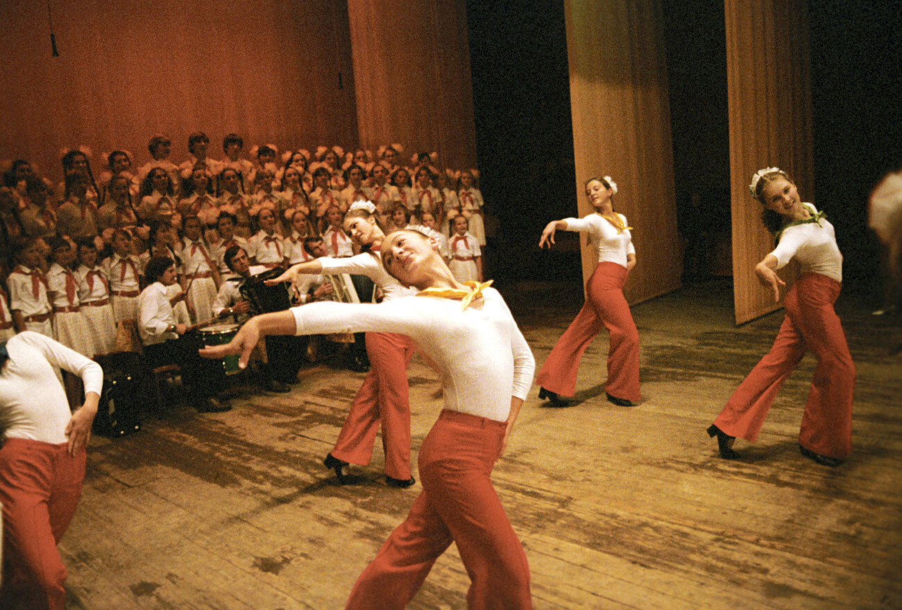 El grupo senior de la compañía de canto y danza de la granja colectiva Años Escolares del pueblo de Novopokróvksaia interpretando la danza 'Cuba'. 