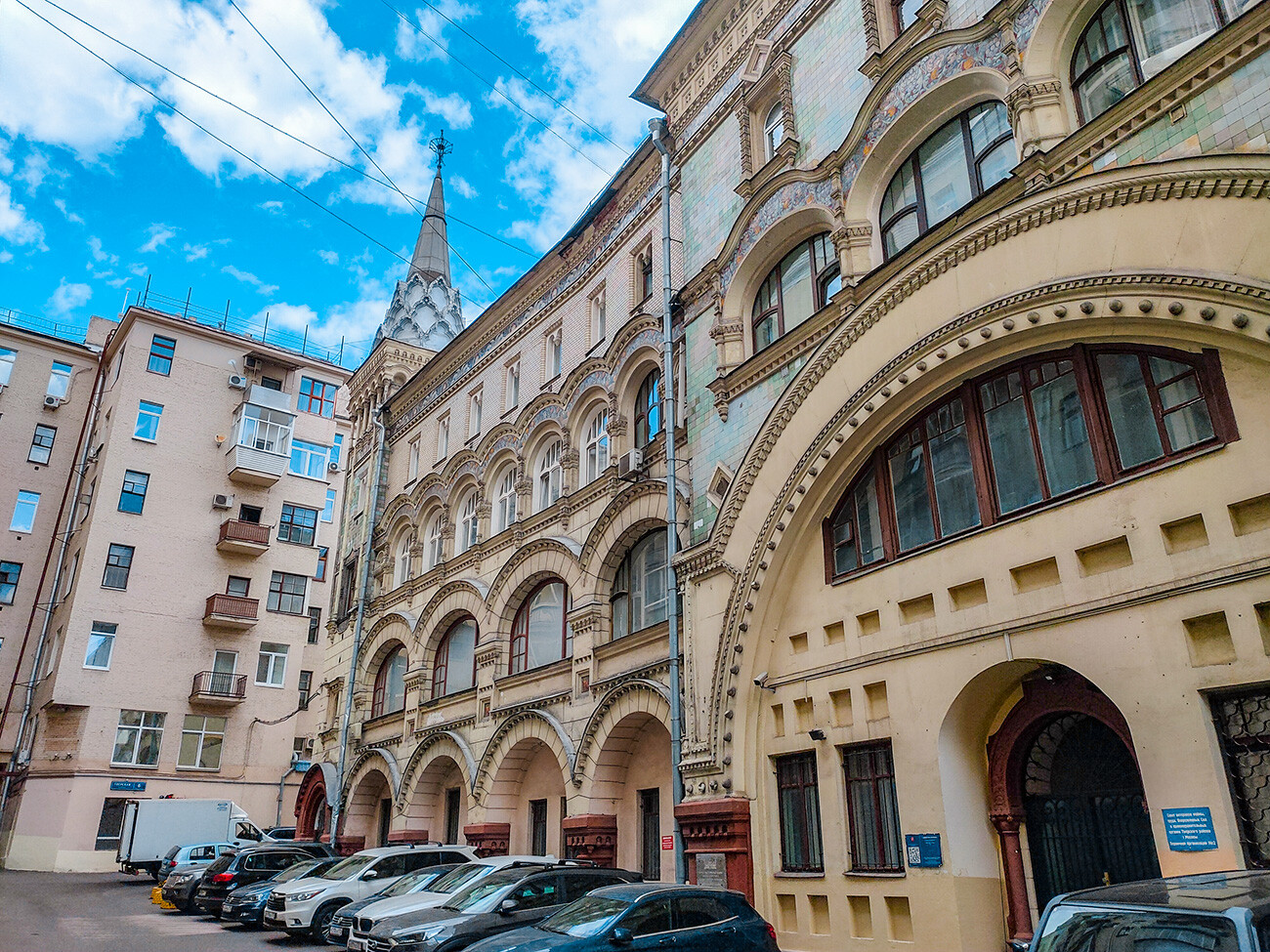Hospedería Sávvinski, construida en 1907, Moscú, Rusia. En 1939 la casa se trasladó 50 metros más adentro del barrio.