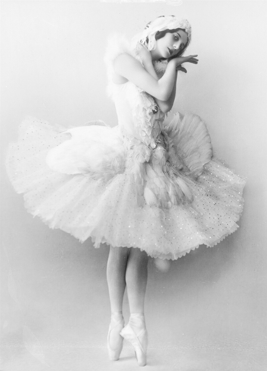 Anna Pavlova ne “La morte del cigno” (originariamente “Il cigno”), un assolo coreografico di Michel Fokine su  brano musicale di Camille Saint-Saëns, realizzato appositamente per lei. Circa 1905