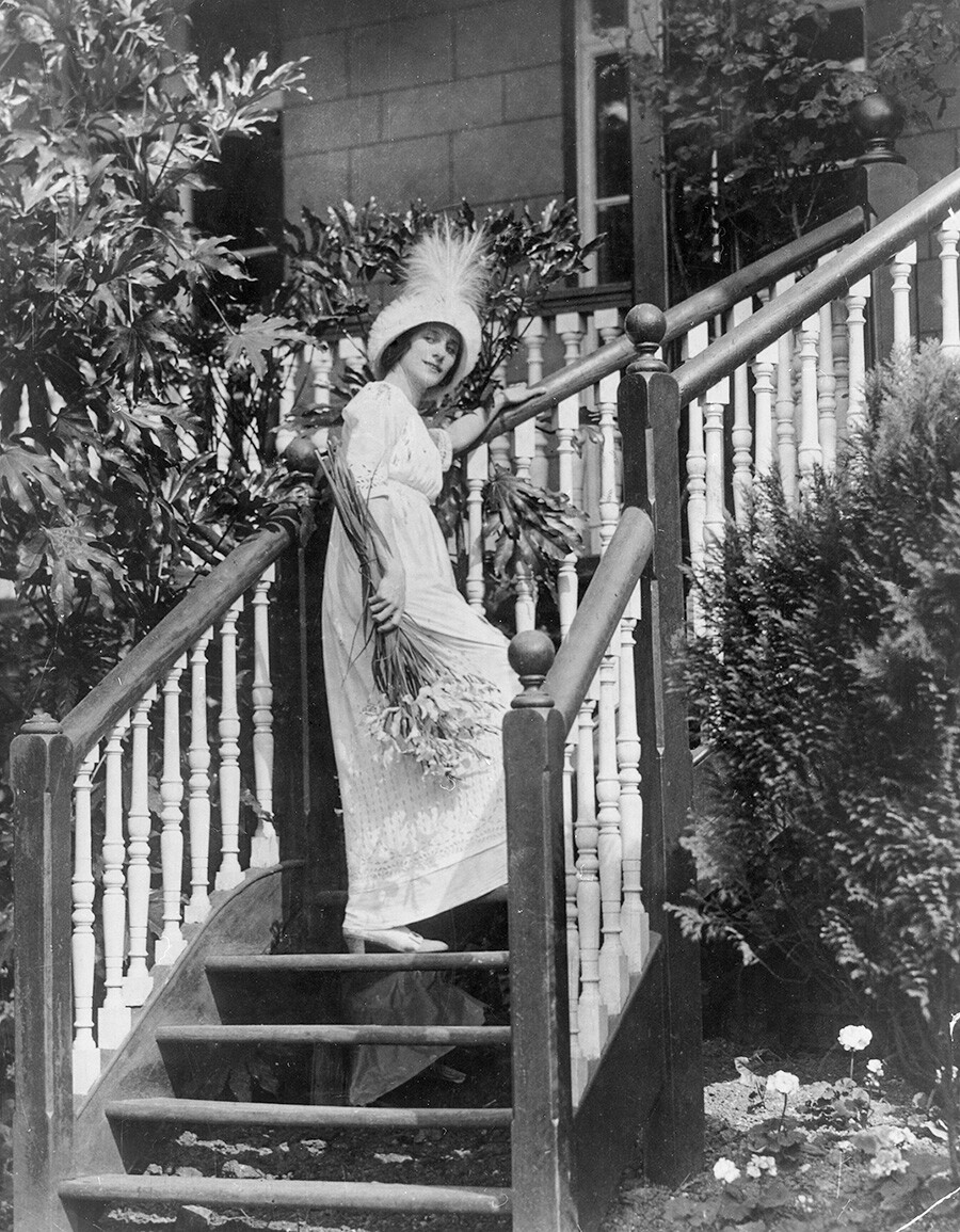 La ballerina Anna Pavlova sulle scale della sua casa di Hampstead, Londra. Da un servizio fotografico pubblicato sulla rivista “Dame” nel 1912 