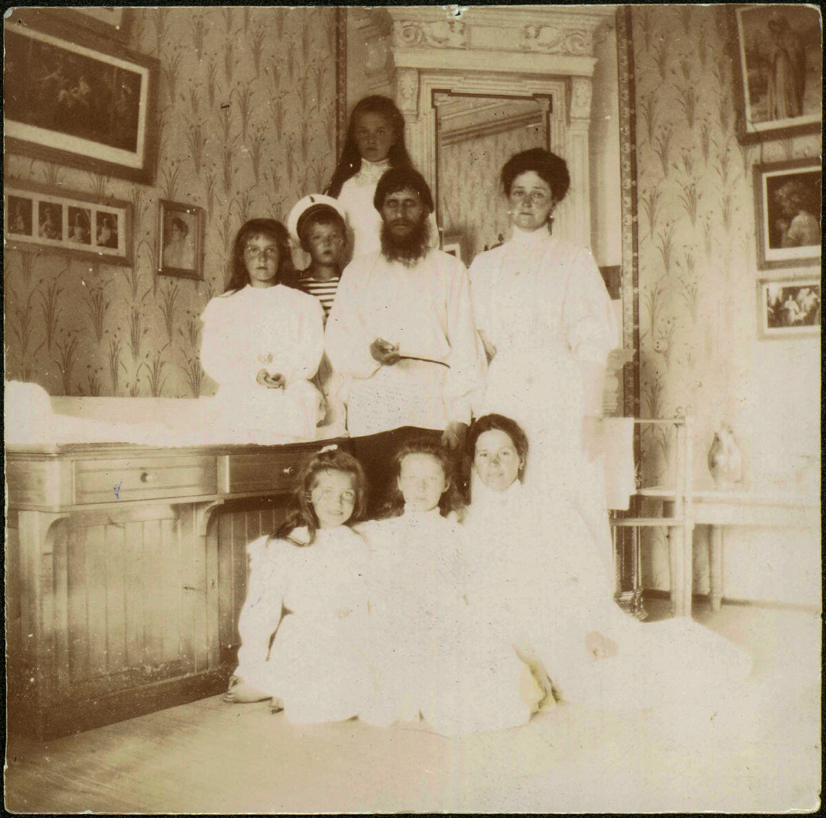 Grigori Raspoutine avec l'impératrice Alexandra Fiodorovna et ses enfants